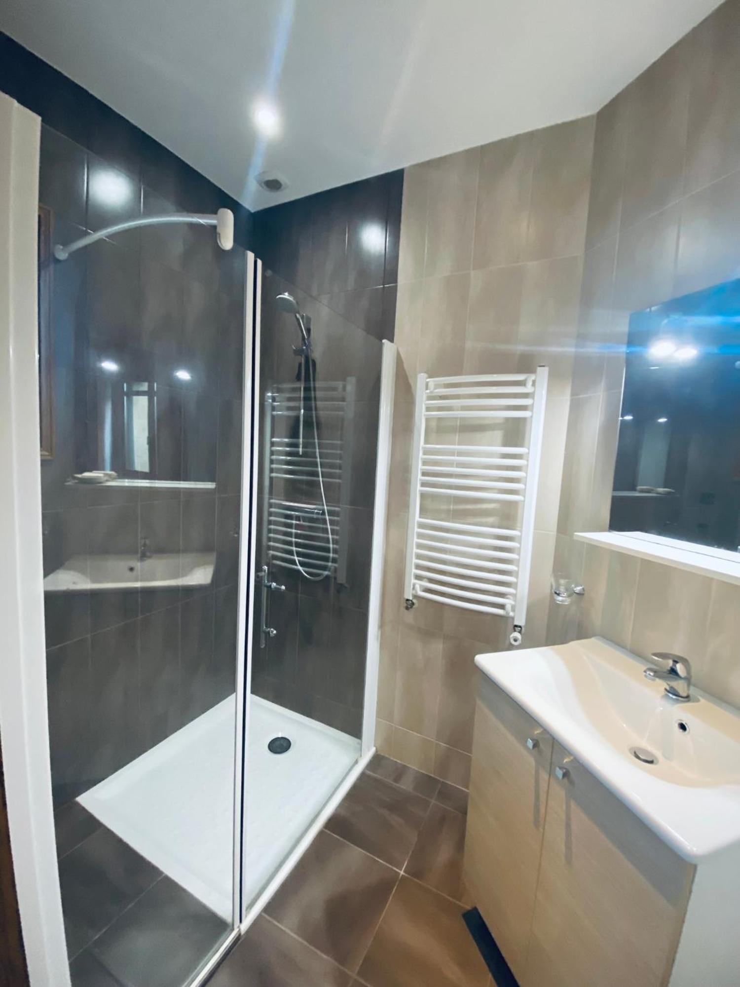 Bézenac Le Hibou Heureux B&B 외부 사진